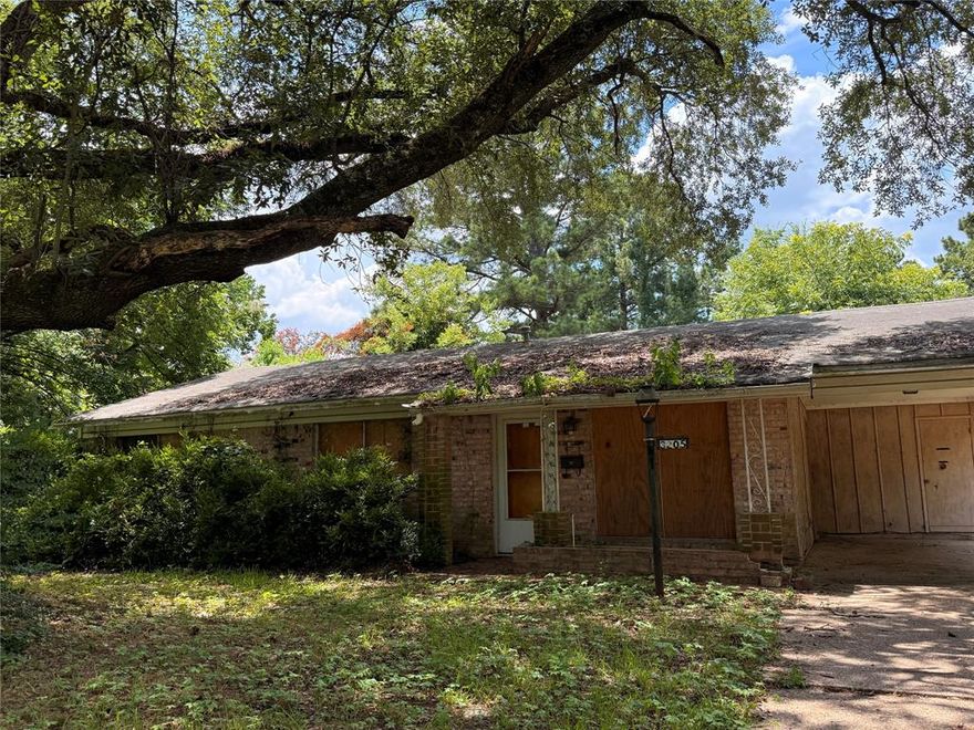 This 3-bed 1.5-bath property is looking for new life!!! It will require some TLC, but it offers a functional layout and was a steady income-producing property. Whether you're an investor, builder, or buyer looking for your next project, this home offers the perfect space to transform into something new.