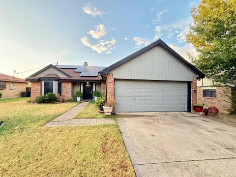 Photo of 2608 Shasta Court, Fort Worth, TX 76133 (MLS # 21385165)