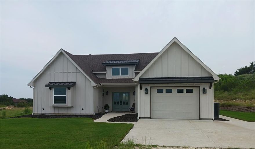 White house, lake view in Bluff Dale