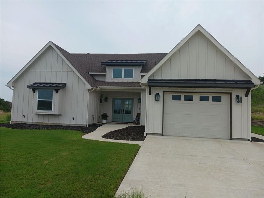 White house, lake view in Bluff Dale