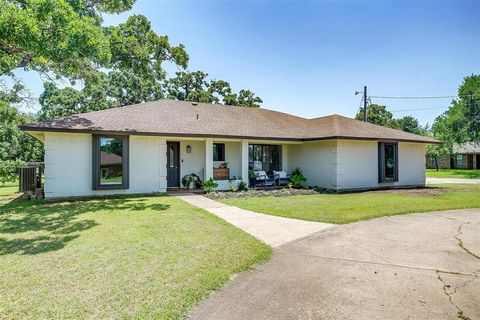 112 Woodbine Drive Burleson TX 76028
