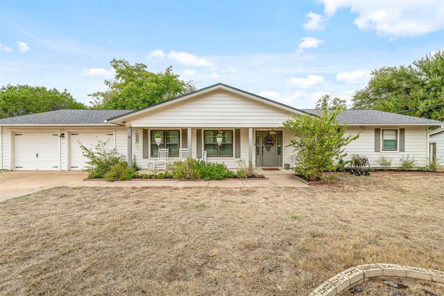 Come check out this cozy 1,712sqft, 3 bedroom, 2 bathroom charmer! You would be hard pressed to find another house this well kept and with this much character in all of Granbury, Tx. It truly is a place you want to come in and kick your shoes off because you feel right at home. All of the updates have been done! Painted all of the right neutral colors, laminate flooring, and quartz countertops in the kitchen! All of the bedrooms and bathrooms are a nice size and the master closet is oversized at 12x12. Possibly the best feature on the house is the screened in back porch! Nothing better than to be able to sit and drink your coffee or to spend time with your family outside without worrying if the mosquitos will carry you away! The back yard is also a very nice size and perfect for kids and pets to run around in. This house truly has it all! If you're looking for a house in Granbury that's been updated, in a great location, and at a great price point, then is the one for you!