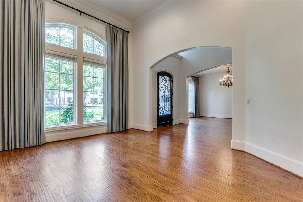 Royal Crest - Residential