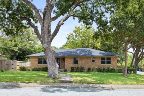 Photo of 600 N Young Boulevard, DeSoto, TX 75115 (MLS # 21369178)