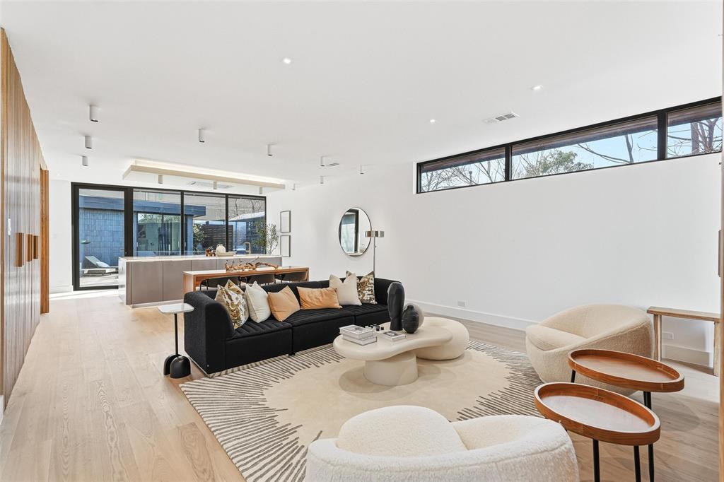 6822 Victoria Avenue