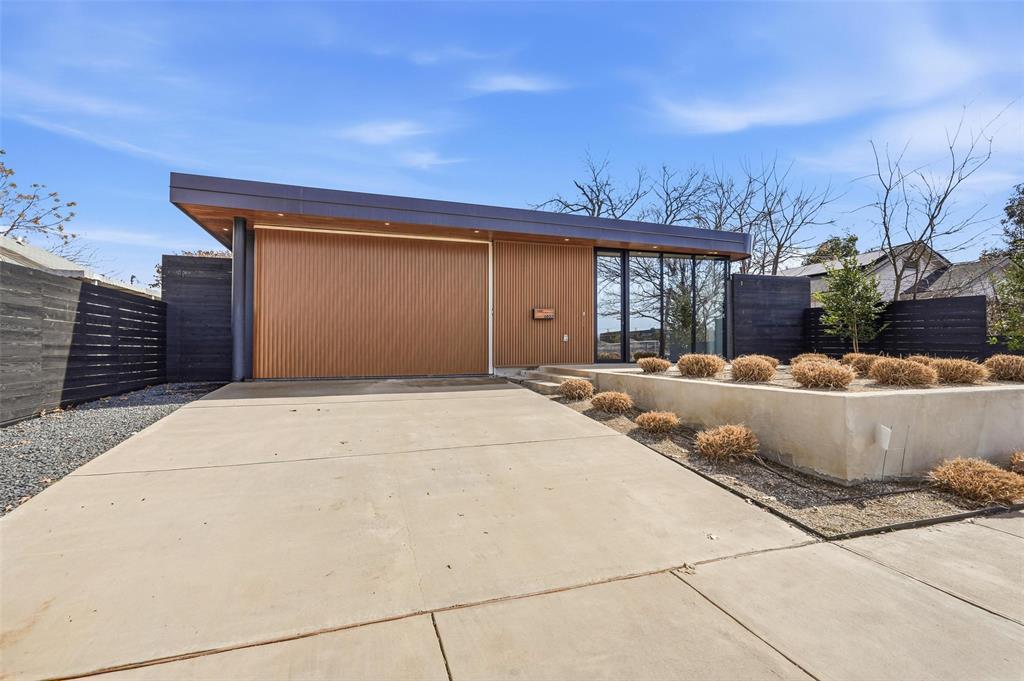 6822 Victoria Avenue