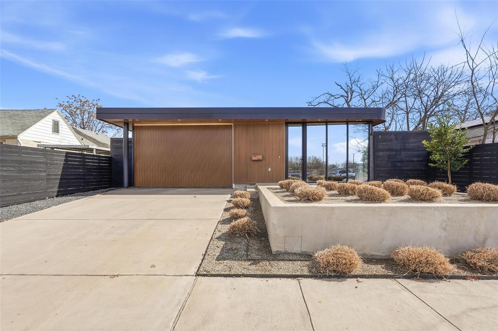 6822 Victoria Avenue