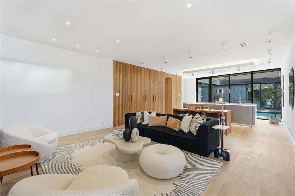 6822 Victoria Avenue