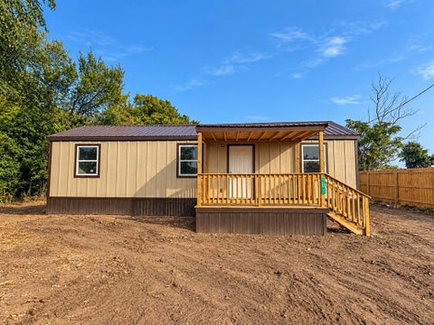 Photo of 818 S Austin, Bremond, TX 76629 (MLS # 21391163)