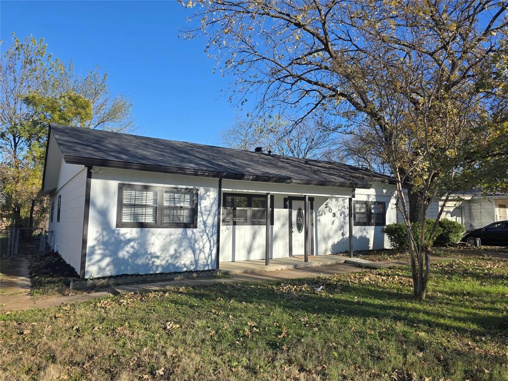 Photo of 303 Hillcrest Street, Mansfield, TX 76063 (MLS # 21138804)