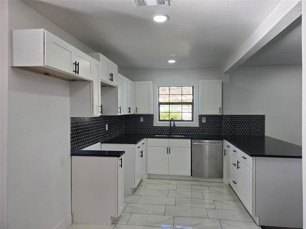 Photo of 303 Hillcrest Street, Mansfield, TX 76063 (MLS # 21138804)