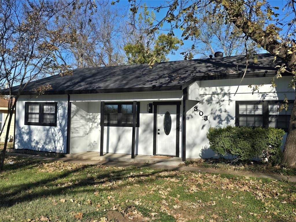 Photo of 303 Hillcrest Street, Mansfield, TX 76063 (MLS # 21138804)