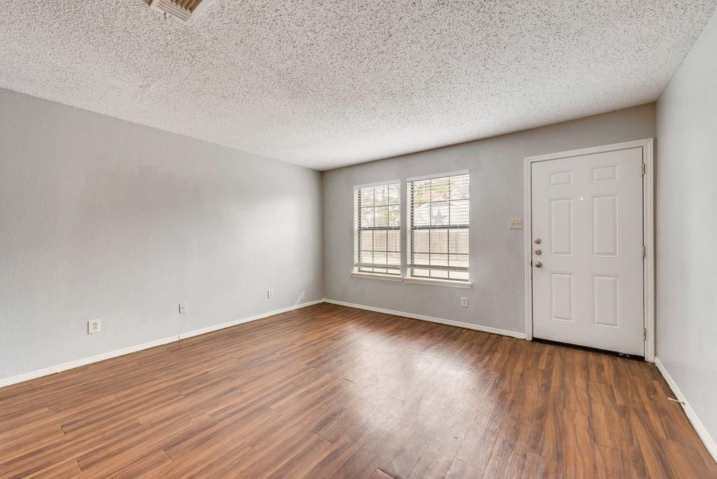 Photo of 600 Grand Avenue #107, Arlington, TX 76010 (MLS # 21258329)