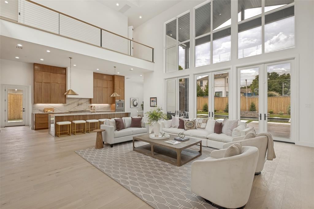 6633 Greenwich Lane