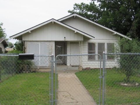 Photo of 1508 Avenue E, Brownwood, TX 76801 (MLS # 21264642)