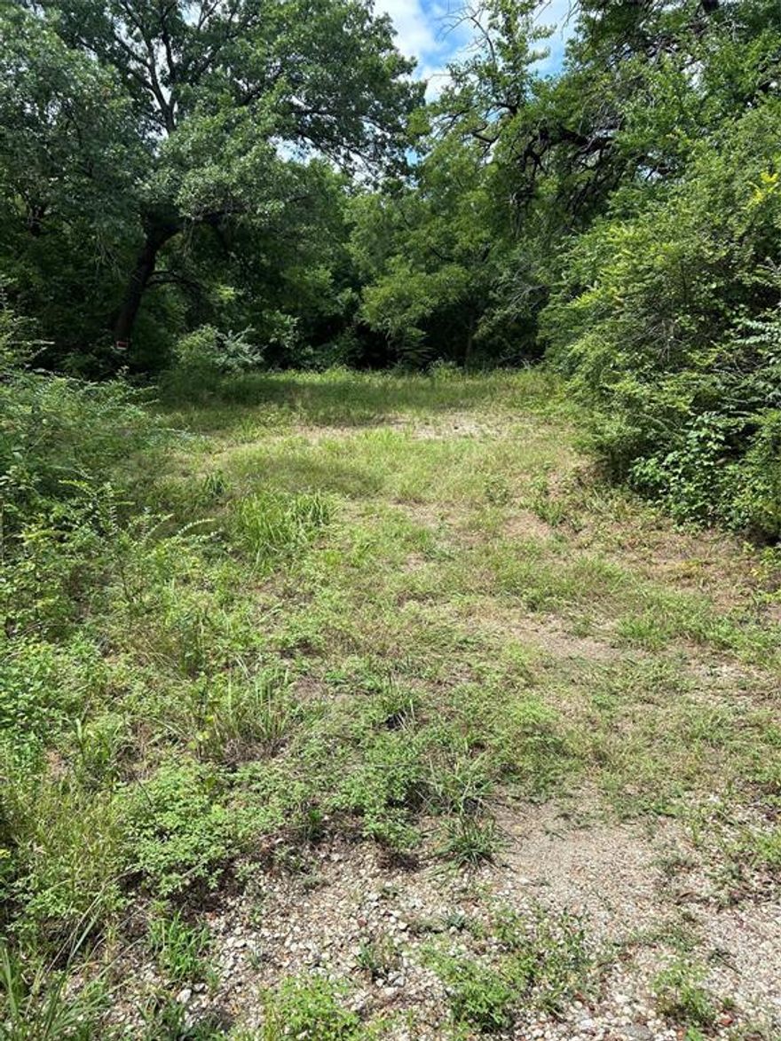 Close to 75 and 1417, Prime opportunity to snag this lot and build your dream home, or buy and hold.  Buyer and buyers agent responsible for confirming all Information with the city of Sherman.