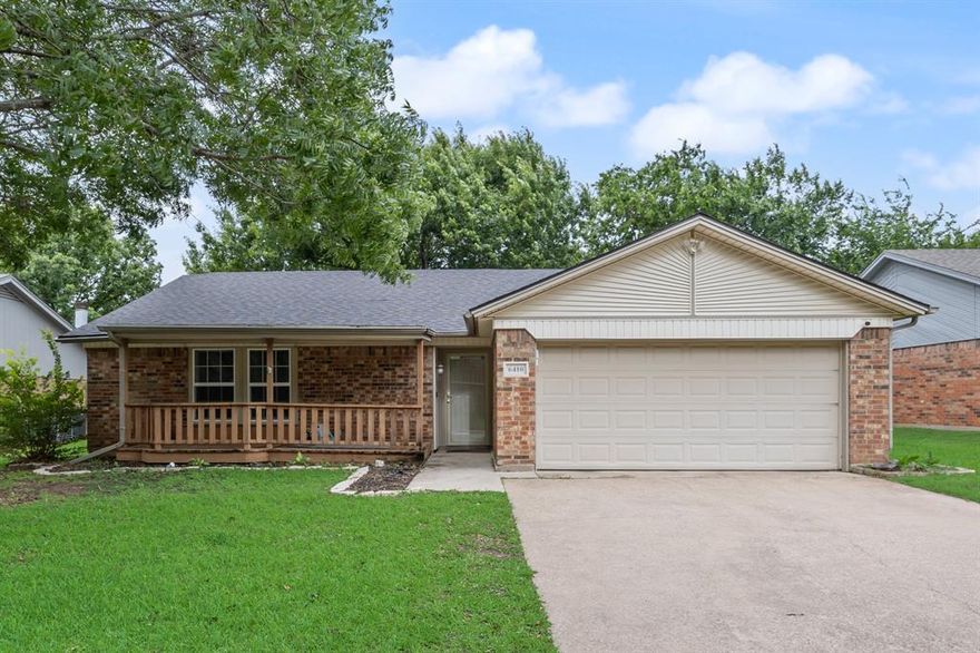 Charming 3 bedroom, 2 bathroom starter home located in great area of Arlington with convenient access to shopping, dining, and entertainment. Perfect opportunity for first time buyers or anyone looking for comfort and convenience in a desirable location.