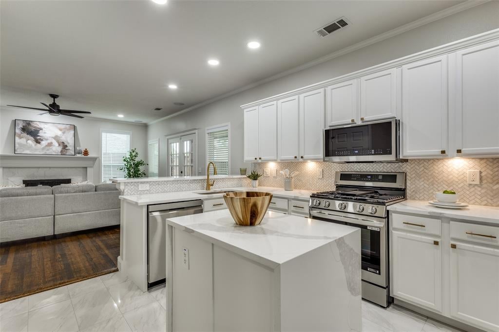 7800 Glenoaks Drive