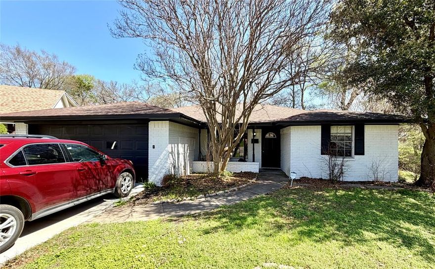 Lovely, well-kept 3 bedroom home with large backyard in a cozy cul-de-sac in Duncanville! Priced to sell this spring, with nice sized covered front and back porches. Enjoy this summer in your new home! Agents- come take a look and bring your buyers!