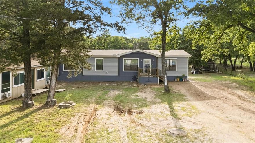 If you enjoy a quiet lifestyle but are looking for something lovely, this place is for you: a 2023 mobile home featuring 4 bedrooms and 2 bathrooms, situated on a beautiful plot of land—perfect for a family that loves the countryside and might even want to keep farm animals. Don't miss the opportunity to come and see this beautiful property. The apartment across from the mobile home is negotiable.