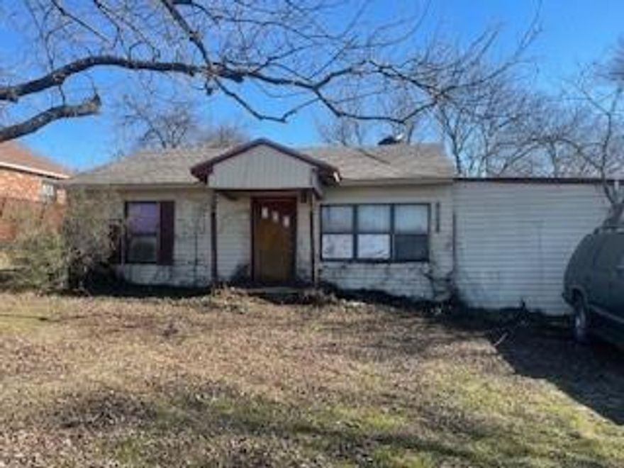 Great investment opportunity for a Great price!! 3 bedroom 2 bath on a half acre! Open house Sunday February 25, 2024 between 2-4. Hablamos Espanol!!