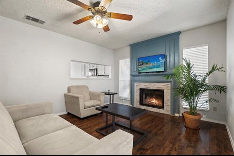 Photo of 1520 Beach Lane, Arlington, TX 76014 (MLS # 21095119)