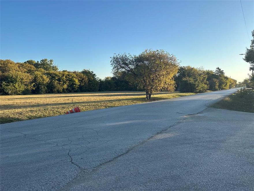 Calling builders and investors 5 Beautiful vacant lots with access to ALL utilities. Perfect opportunity to build or buy and hold with easy access to major freeways and close to Downtown Fort Worth! You don't want to miss this opportunity!