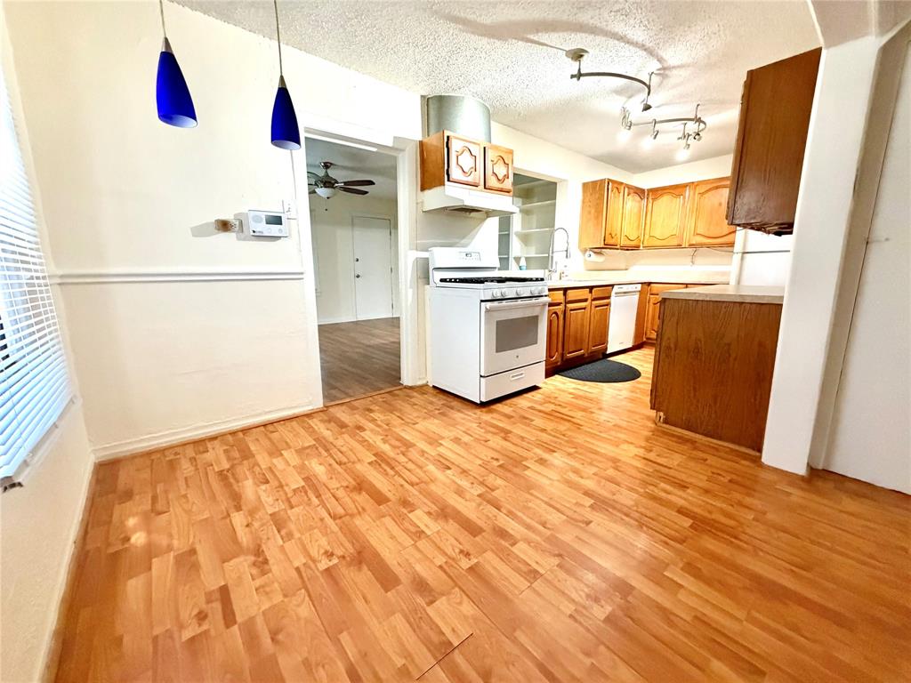 611 Crestside Dr Drive