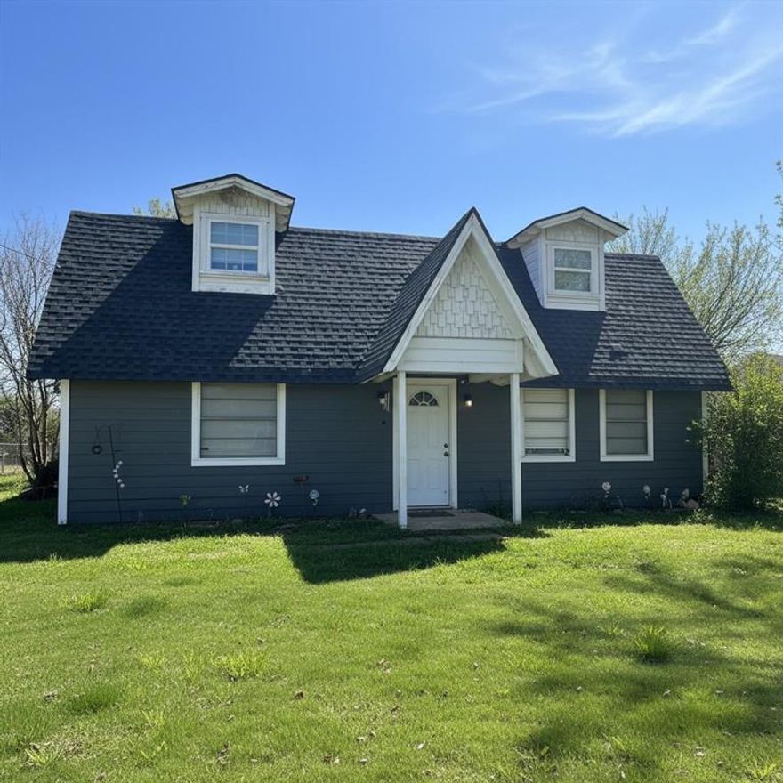 Charming 3-bedroom, 2-bath home situated on 2 beautiful acres with open pasture land and plenty of room to roam. This unique property offers a functional layout and comfortable living spaces.
Enjoy peaceful rural living with a storage building for extra space perfect for tools, hobbies, or equipment. Ideal for those seeking privacy, space for animals, or simply a quiet country lifestyle with convenient access to town.