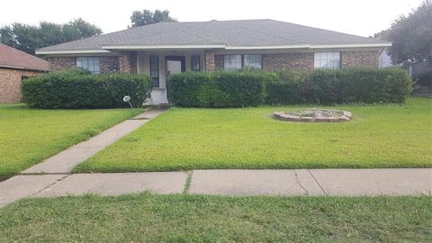 Photo of 210 W Apollo Road, Garland, TX 75040 (MLS # 21148723)