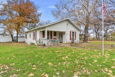 902 N Travis Street De Leon TX 76444