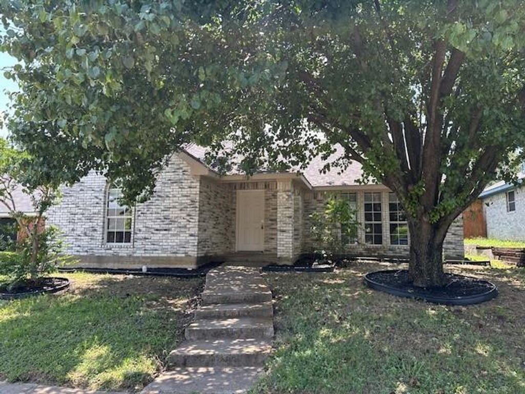 Photo of 1042 Kim Lane, Mesquite, TX 75149 (MLS # 21085296)