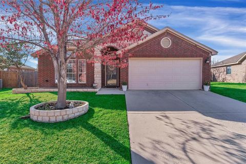 613 Creek Point Drive Saginaw TX 76179