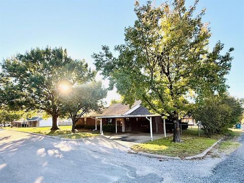 Photo of 300 Denton Court, Collinsville, TX 76233 (MLS # 21117722)