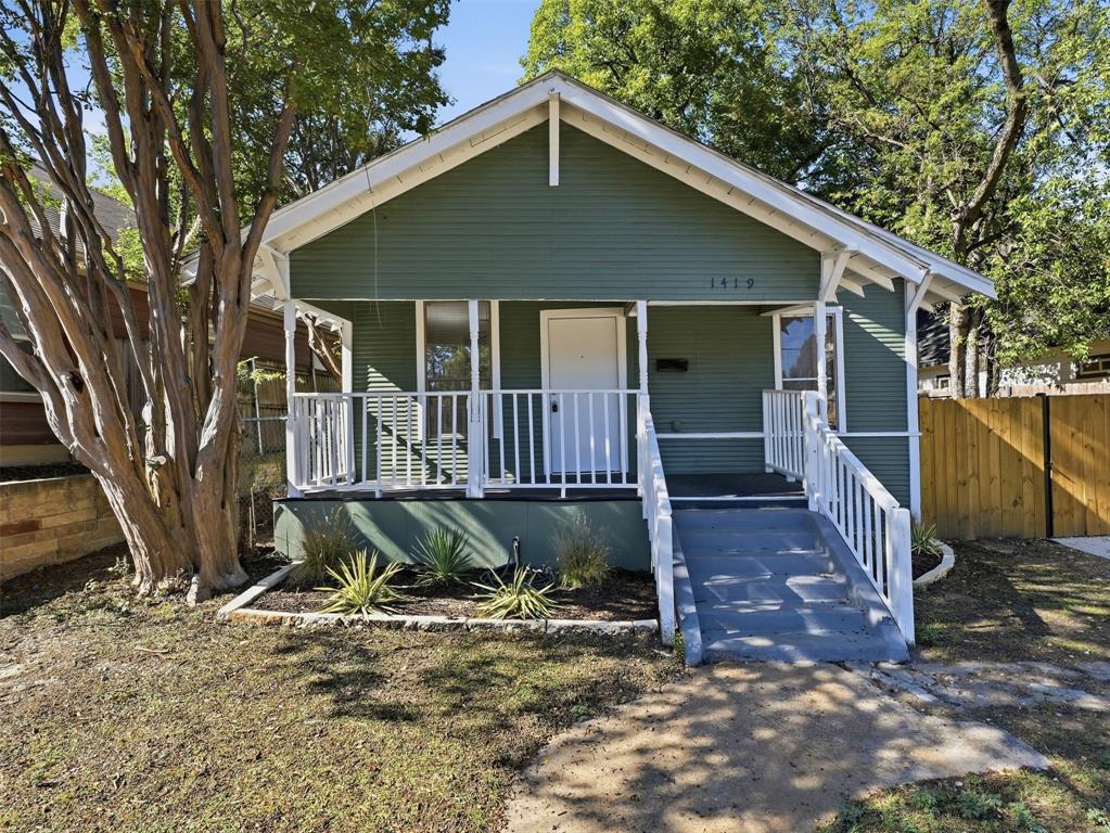 1419 E Waco Avenue