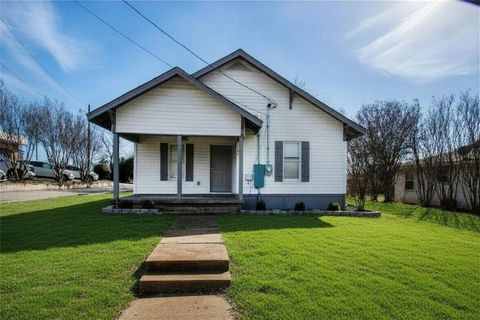 Photo of 108 W Haning Street, Howe, TX 75459 (MLS # 21197185)