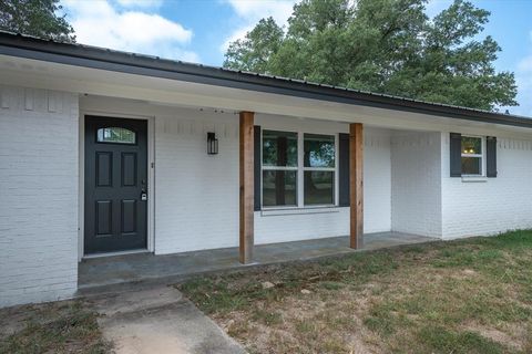 A home in Grand Saline