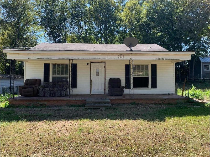 Great Investor Special in the heart of Canton and the very famous First Monday. Bring it back to life as your primary residence or as a rental property. With in iminutes to shopping areas, antique stores, churches and schools. Don't miss this opportunity.