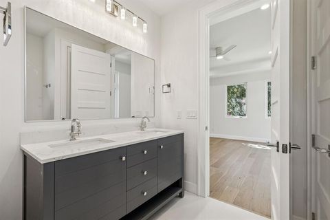 Tiny photo for 900 Haines Avenue, Dallas, TX 75208 (MLS # 21074976)