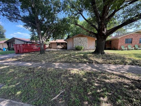 Photo of 737 Blueberry Lane, Grand Prairie, TX 75052 (MLS # 21312860)