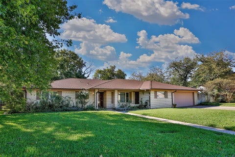 Photo of 1912 Cypress Court, Gainesville, TX 76240 (MLS # 21415933)