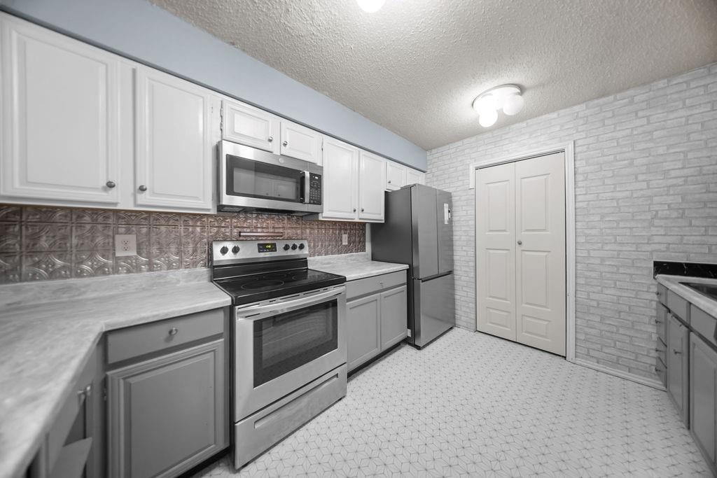 Photo of 5501 Stoney Glen Drive, Mesquite, TX 75150 (MLS # 21342312)