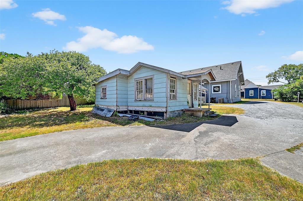 602 1/2 W Grand Street