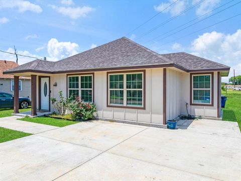 Photo of 308 Avenue A, Ennis, TX 75119 (MLS # 21275147)