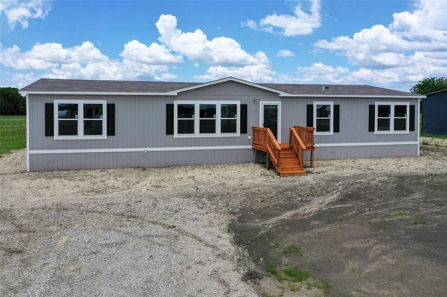 Open-concept layout, perfect for both entertaining and everyday living on 1 acre close to all things Sherman! The spacious kitchen features a large island with an abundance of natural light and serene country views. Enjoy the convenience of a large master suite with a luxurious master shower. Large back deck looks to open country and mature trees. Huge, flat lot is perfect for pets, livestock, swimming pool or a shop. Hard to find 5! bedrooms.