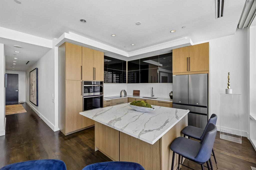 2408 Victory Park Lane 832