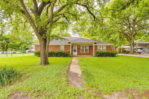 Photo of 506 E Mcfarland Street, Grandview, TX 76050 (MLS # 21275917)