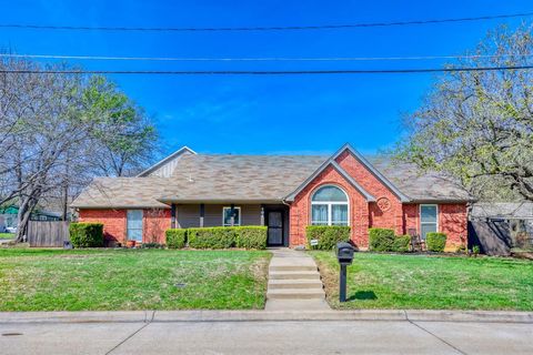 Photo of 106 S 3rd Avenue, Mansfield, TX 76063 (MLS # 21204063)