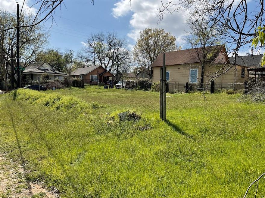 This vacant corner lot offers an exceptional opportunity for investment.  Prime Corner Lot in a Thriving Area.  Located on the corner of E Peach Street and N Diamond Ave. Surrounded by single-family housing, this property enjoys the perfect blend of accessibility and community appeal. Strategically positioned in proximity to the Train Station, Downtown Area, Restaurants, Shopping centers, Trinity Trails, major Highways, and more.  Whether you're a seasoned developer seeking your next project or an investor looking to capitalize on the thriving local market, this corner lot presents an unparalleled opportunity to make your mark in a dynamic and rapidly growing area.