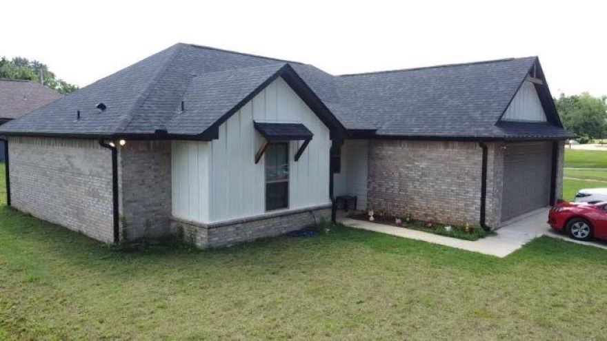2021 3 bedroom, 2 bath home in a quiet neighborhood. Open concept with eat-in kitchen, granite counters, and kitchen island. Perfect for entertaining. Privacy fence being installed. Just minutes from downtown Palestine and 2 hours or less from DFW.